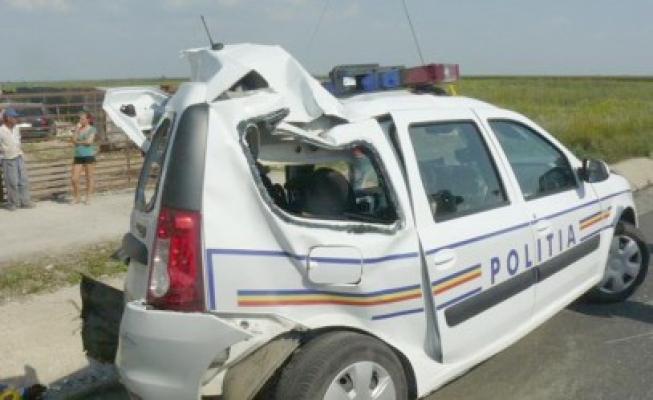 Un şofer a distrus singura maşină a Poliţiei din Adamclisi şi a fugit